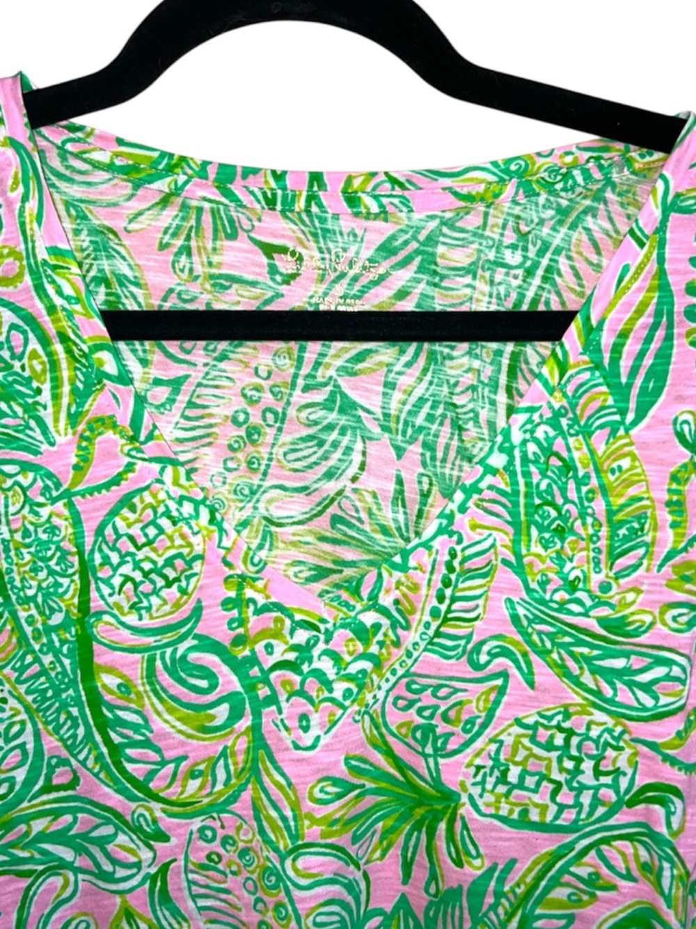 𝐋𝐈𝐋𝐋𝐘 𝐏𝐔𝐋𝐈𝐙𝐓𝐄𝐑 | SHORT SLEEVE V-NECK TOP - Picture 2 of 6